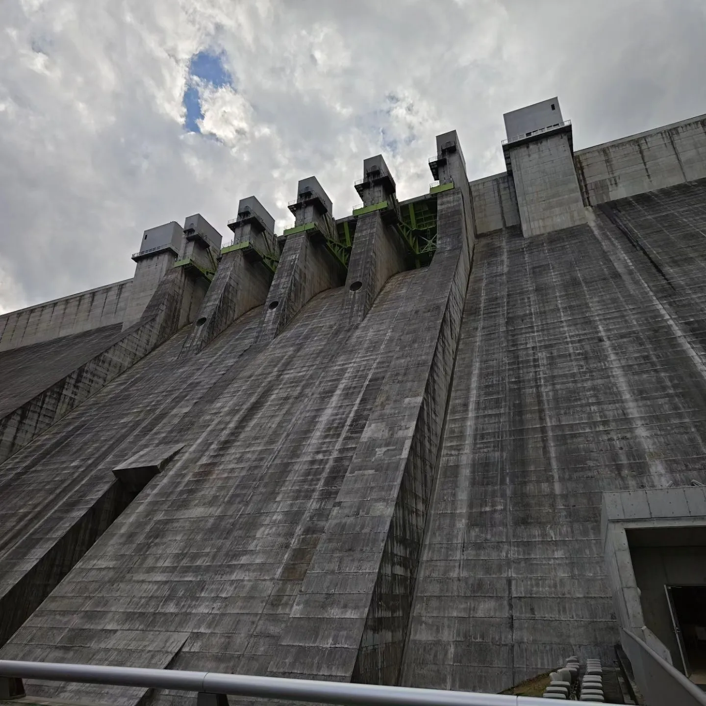 緑愛護会の研修で八ッ場ダムを見学しました。